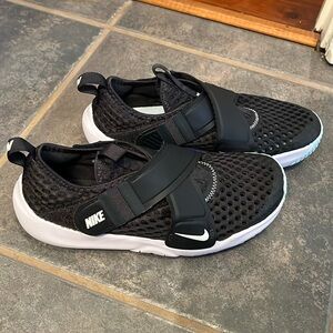 Boys Nike Flyease. New without tags. Size 3